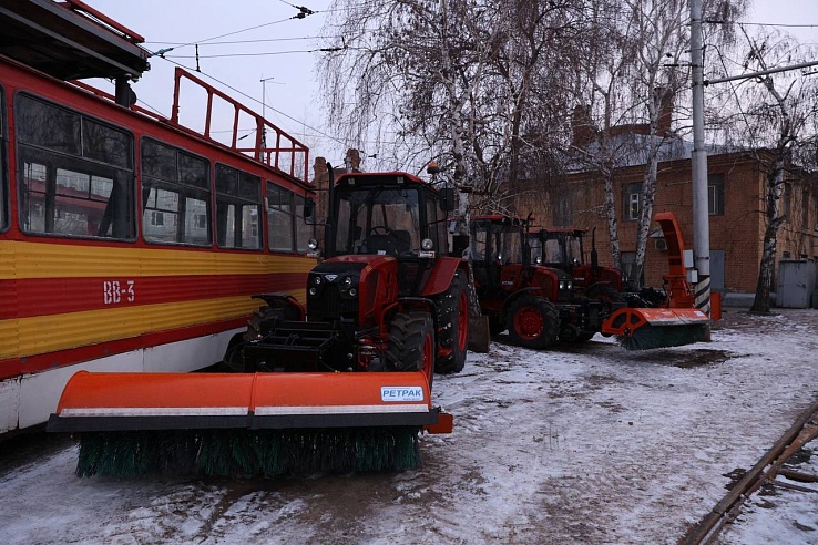 В Саратов поступила новая техника для расчистки трамвайных путей
