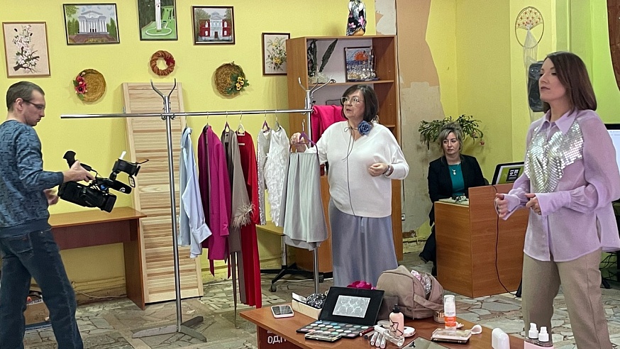 Саратовских пенсионерок учат делать макияж и красиво одеваться