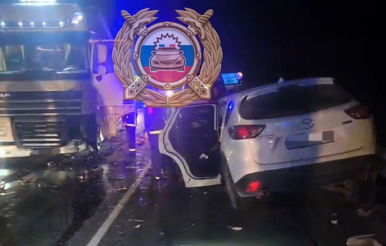 В ДТП с фурой под Саратовом погиб водитель "Мазды"