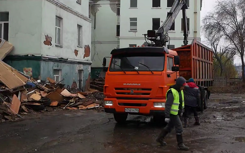 На Привокзальной площади Саратова начался снос общежития 