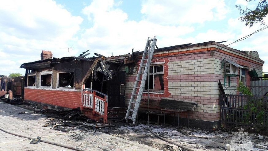 В Самойловке сгорели часть дома, сарай, гараж и баня
