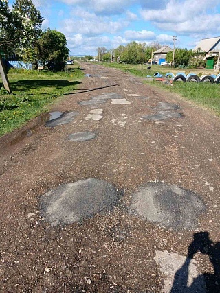 После обращения жителей к Николаю Панкову в Маянге проводят ямочный ремонт дорог