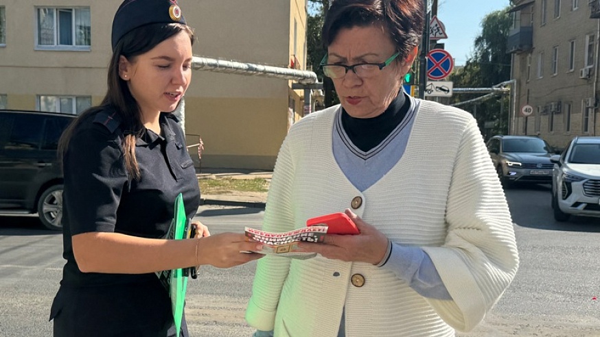 В Саратове полицейские и общественники рассказали прохожим о способах мошенничества