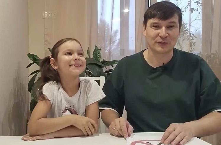 Шеф-редактор телеканала "Саратов 24" вместе с дочерью сделали световозвращающего единорога 