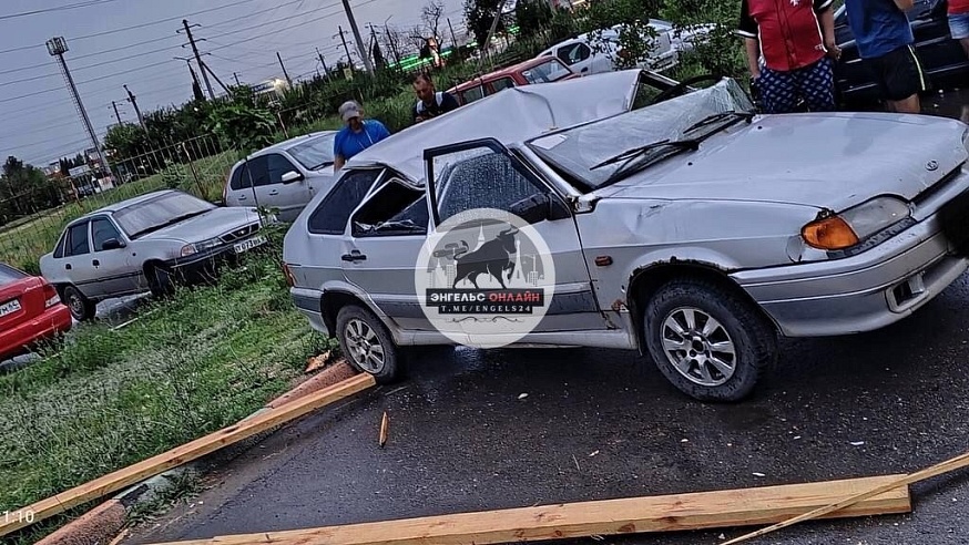 В Энгельсе из-за ветра пострадали десятки автомобилей