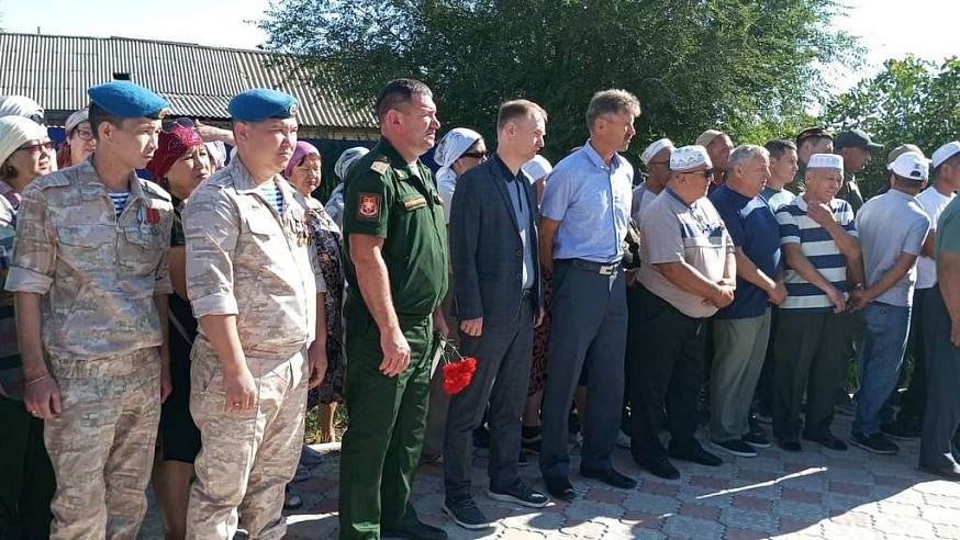 В Александрово-Гайском районе простились с бойцом СВО