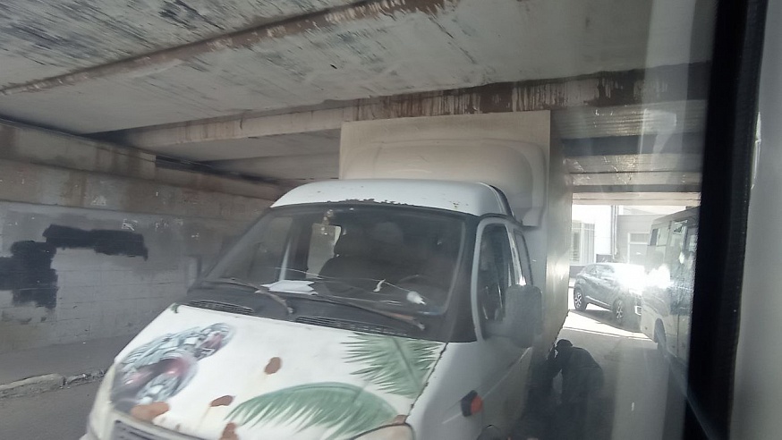 В Саратове под мостом за ж/д вокзалом застрял грузовик