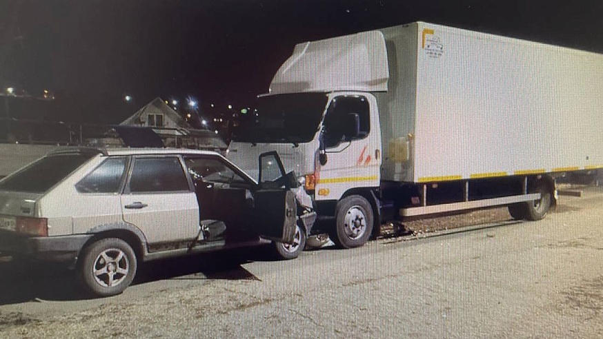 В Саратове в столкновении с грузовиком погиб водитель девятки