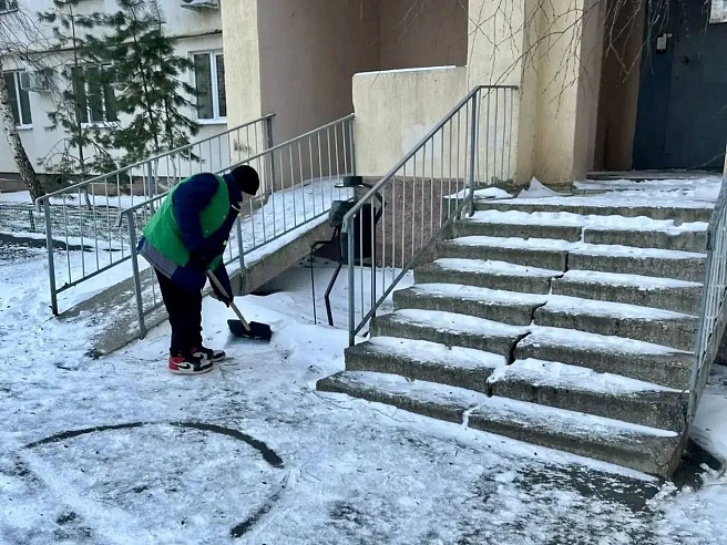 В Саратове из 35 поврежденных штормом крыш полностью восстановлены три