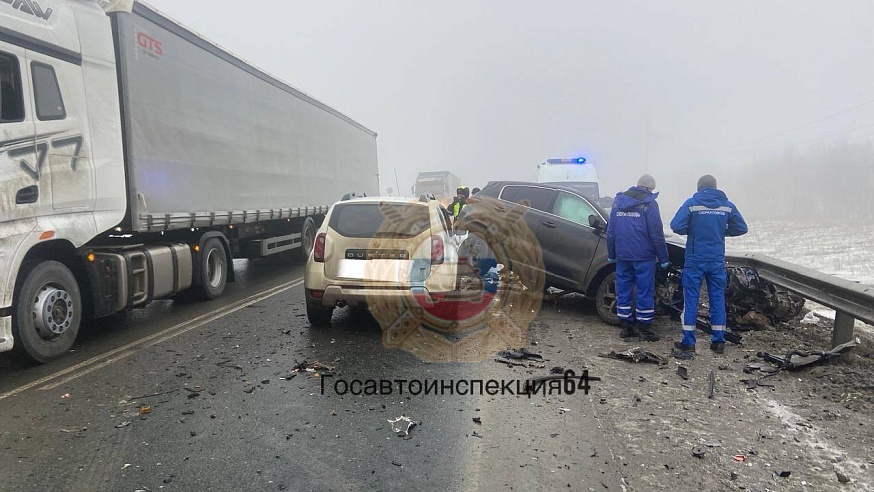 В тройном ДТП под Саратовом погиб водитель иномарки