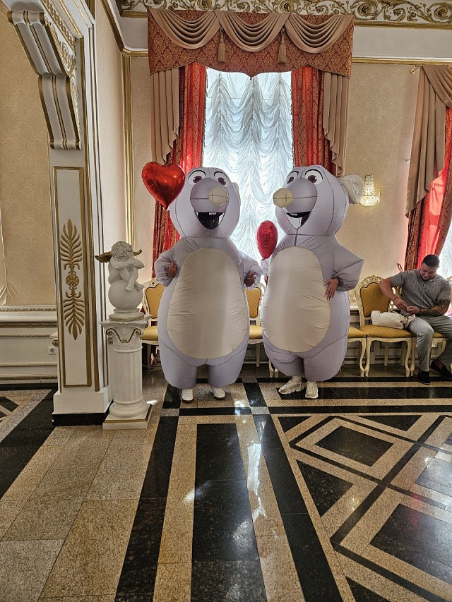 Гигантские крысы пришли поздравить молодоженов в саратовском Дворце бракосочетаний