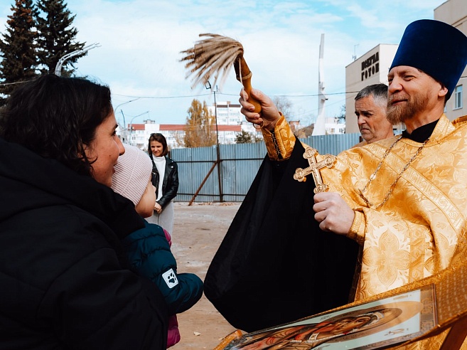 В Саратове на стройплощадке новой школы провели молебен