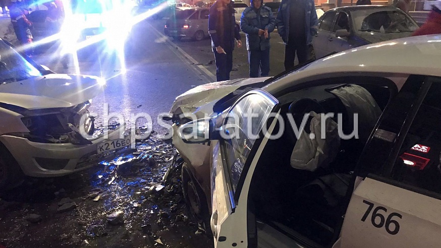 В центре Саратова столкнулись 4 машины, пострадал мужчина