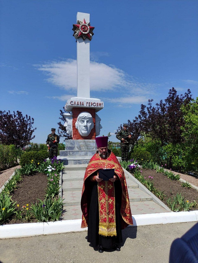 В храм под Саратовом передали распятие ручной работы, созданное скульптором Иваном Трифоновым