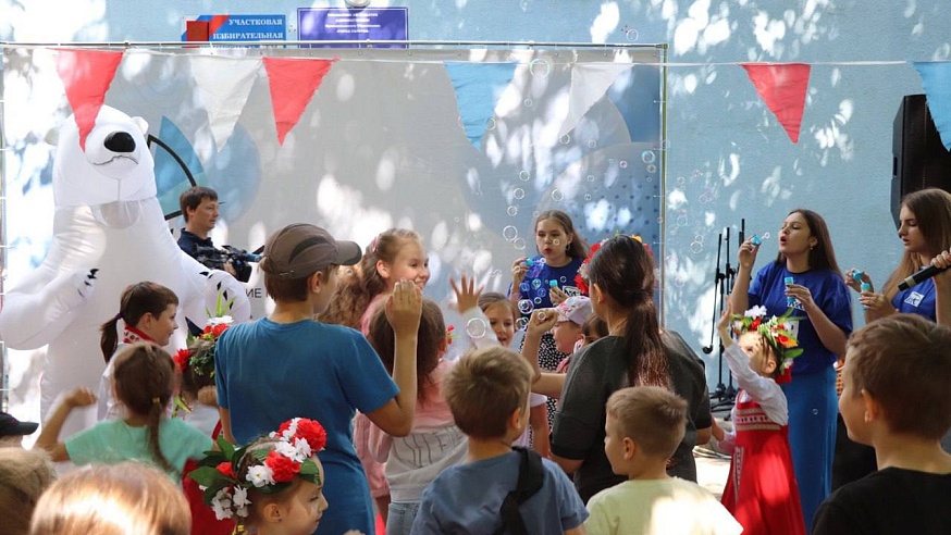 Жители Зонального отметили День защиты детей в обновленном клубе "Парус"