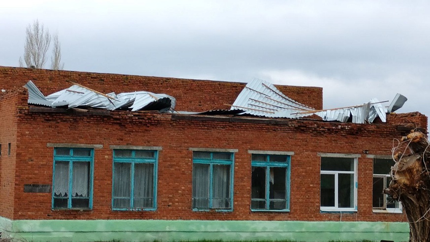 В Саратовской области шквалистый ветер сорвал крыши и повалил деревья