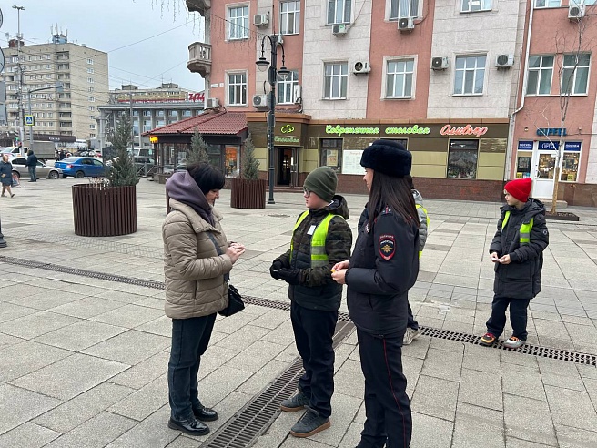 Саратовские школьники призвали жителей города быть внимательными на дорогах