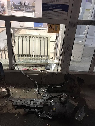 В Саратове нетрезвый водитель врезался в здание почты