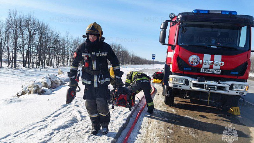 Саратовские спасатели, полицейские, медики и пожарные оказали помощь "пострадавшим" в ДТП