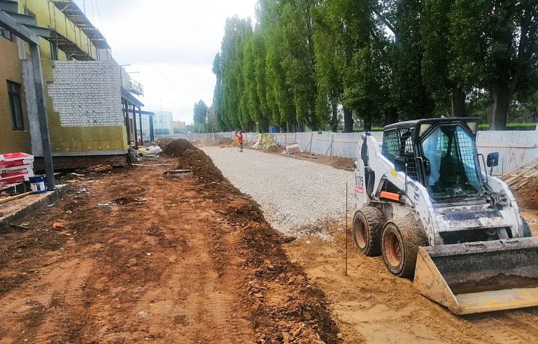 Строители начали работы по благоустройству территории у новой поликлиники на Шуровой горе