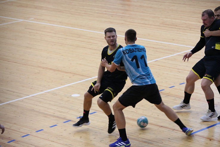 Саратовские гандболисты начали сезон с победы