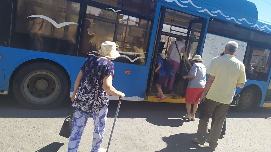 Саратовским чиновникам пообещали спасти пассажиров от жары в транспорте с помощью шторок