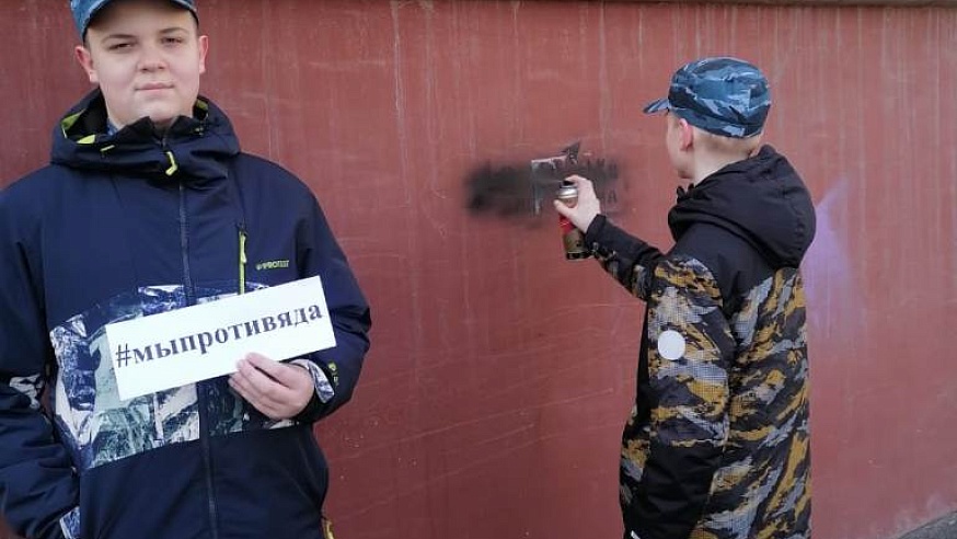 Полицейские закрасили рекламу наркотиков на стенах домов в Заводском районе