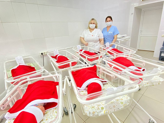 В Саратове новорожденным подарили новогодние костюмчики, сшитые вручную