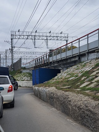 В Саратове железнодорожный мост снова "поймал" грузовик в ловушку