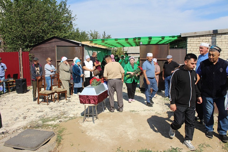 Жители Балаковского и Федоровского районов прощаются с погибшими военнослужащими
