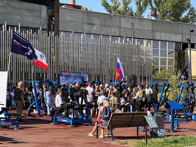 На набережной Саратова участники СВО соревновались в силе на уличных тренажерах