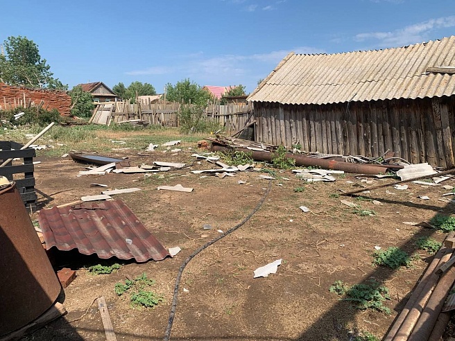 В селе под Балаковом после шквалистого ветра четыре улицы до сих пор без света