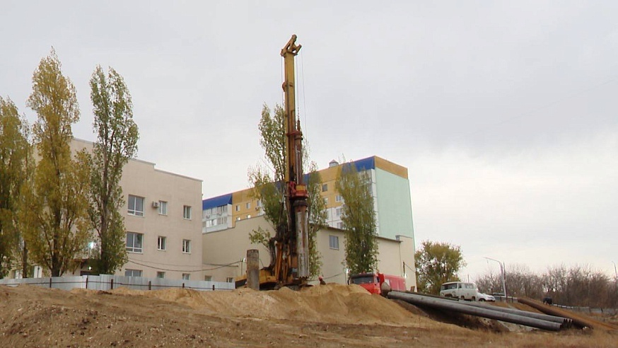На месте будущей школы в Ленинском районе монтируют сваи