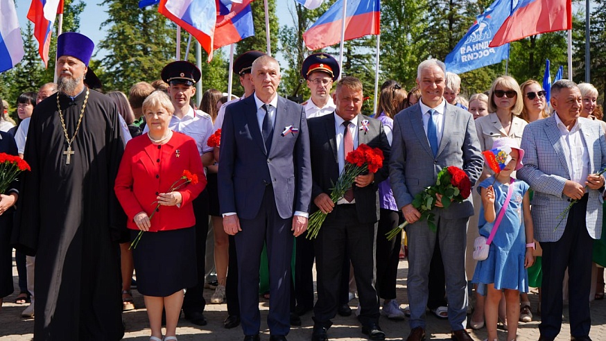 Участник СВО и мать-героиня в парке Победы подняли Государственный флаг 