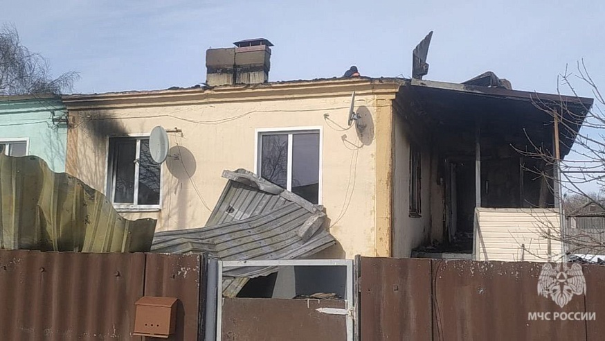 В Федоровском районе сгорели крыша и квартира дома