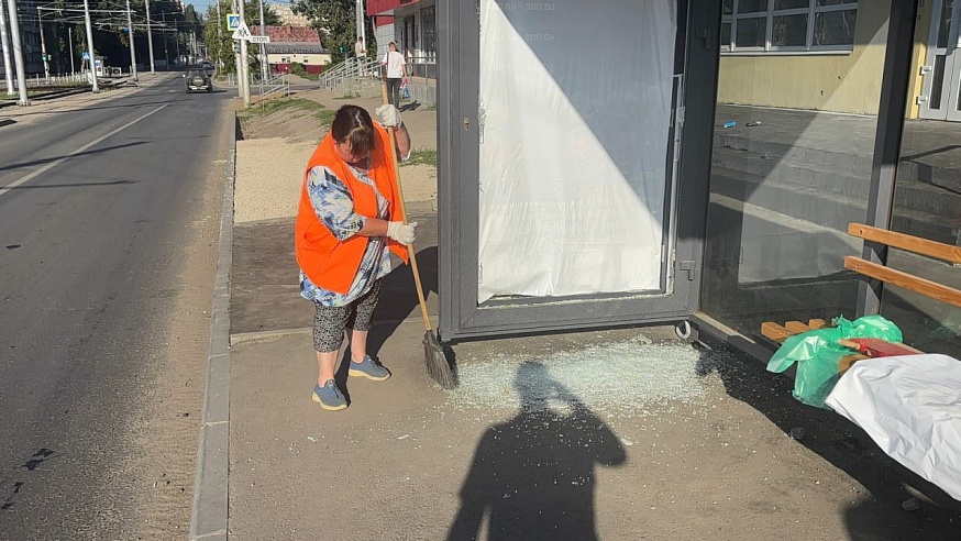 В Заводском районе Саратова вандалы разбили стекла на остановке