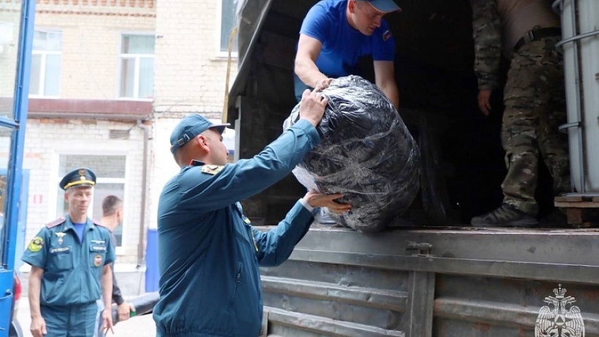 Саратовские пожарные отправили гуманитарный груз в зону СВО