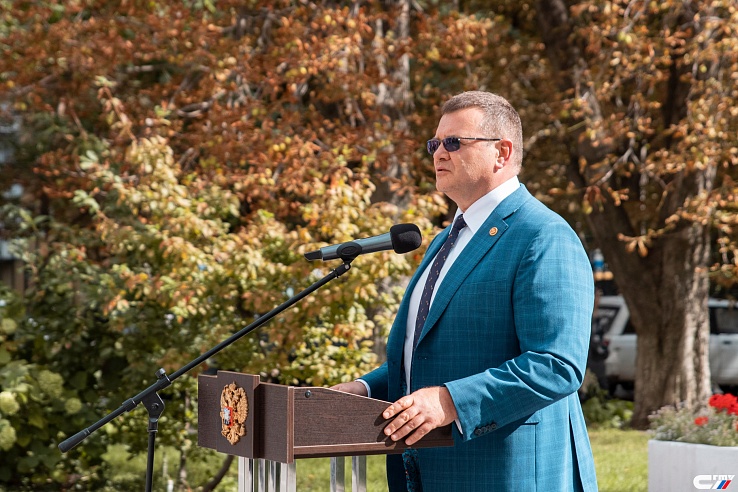 В СГТУ около отремонтированного корпуса установили памятник "Ночь перед экзаменом"