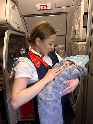 Во время авиаперелета на борту самолета родился ребенок