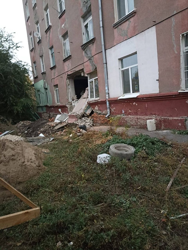 В Заводском районе Саратова частично обрушилась одна из внешних стен аварийного дома