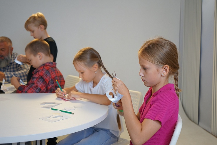 Вячеслав Максюта провел мастер-класс для школьников по изготовлению световозвращающих брелоков 