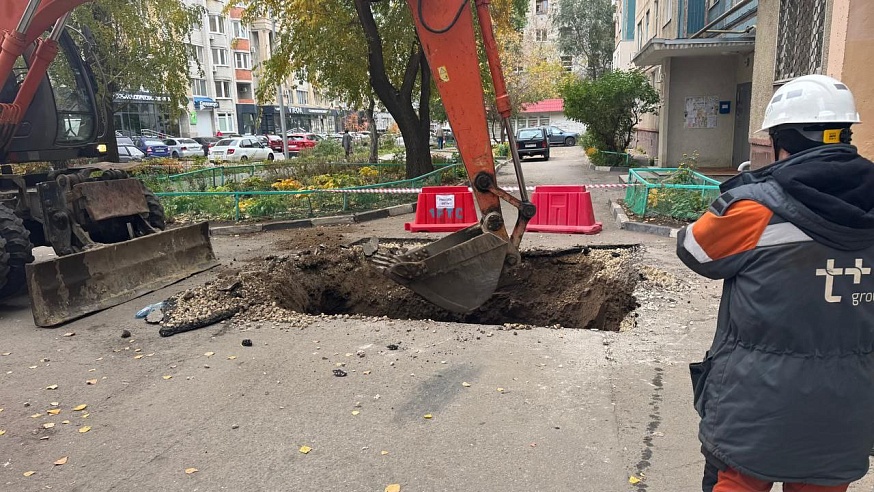 На Бахметьевской приступили к устранению течи