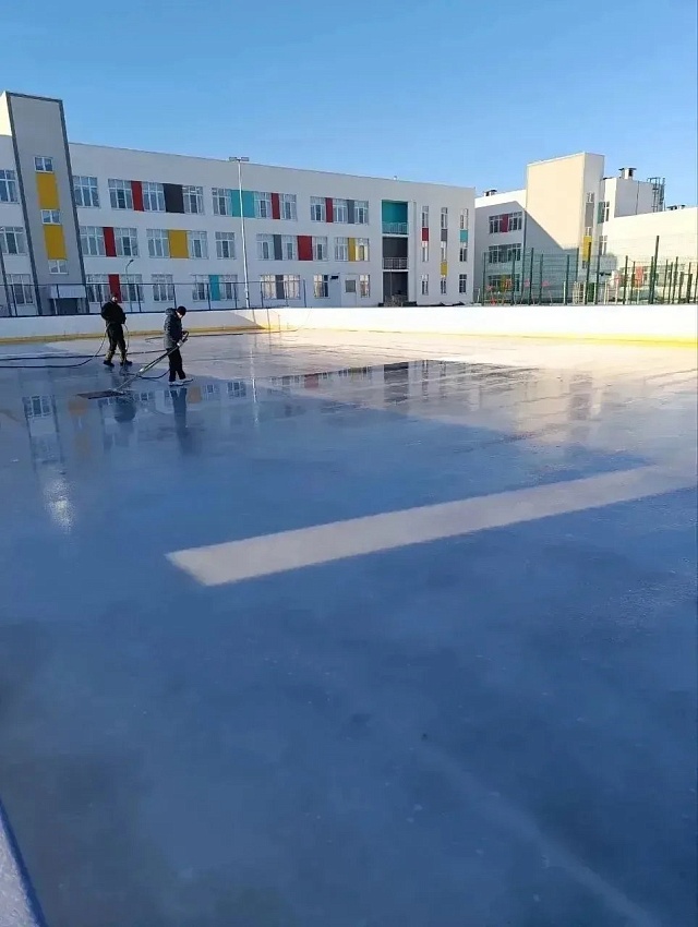В Саратове начали заливать катки