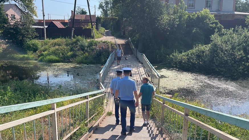 Понтонные переправы в Энгельсе осмотрели чиновники и прокуроры