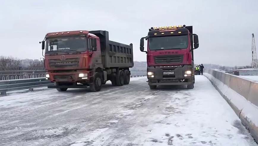 Новый путепровод на Стрелке прошел испытание грузовиками