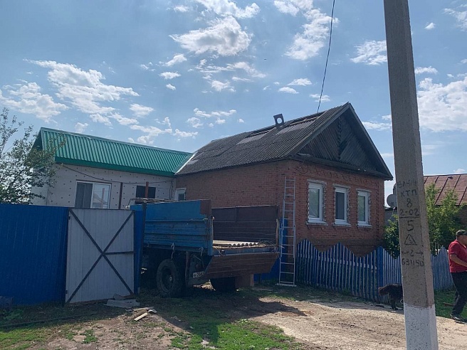 В селе под Балаковом после шквалистого ветра четыре улицы до сих пор без света