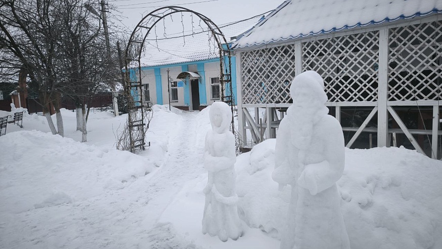 В Петровске появились новые снежные скульптуры от Алексея Новичкова