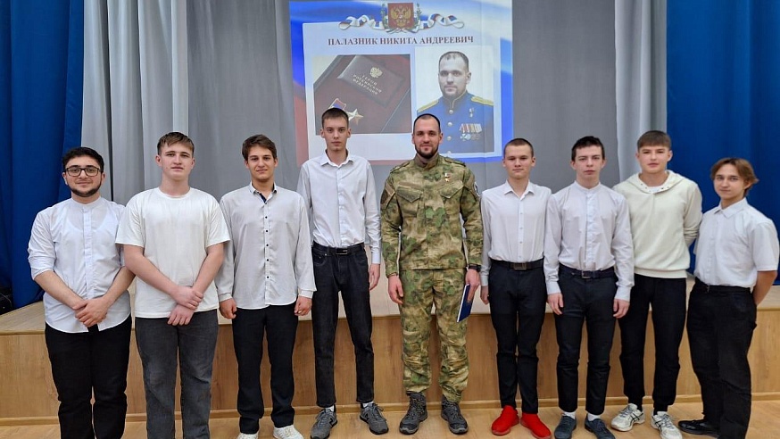 Герой России рассказал саратовским школьникам о выполнении особой боевой задачи