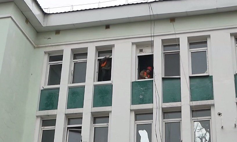 На Привокзальной площади Саратова начался снос общежития 