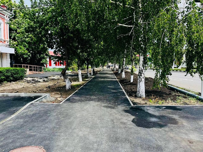 В центре Калининска и Романовки отремонтировали тротуары 